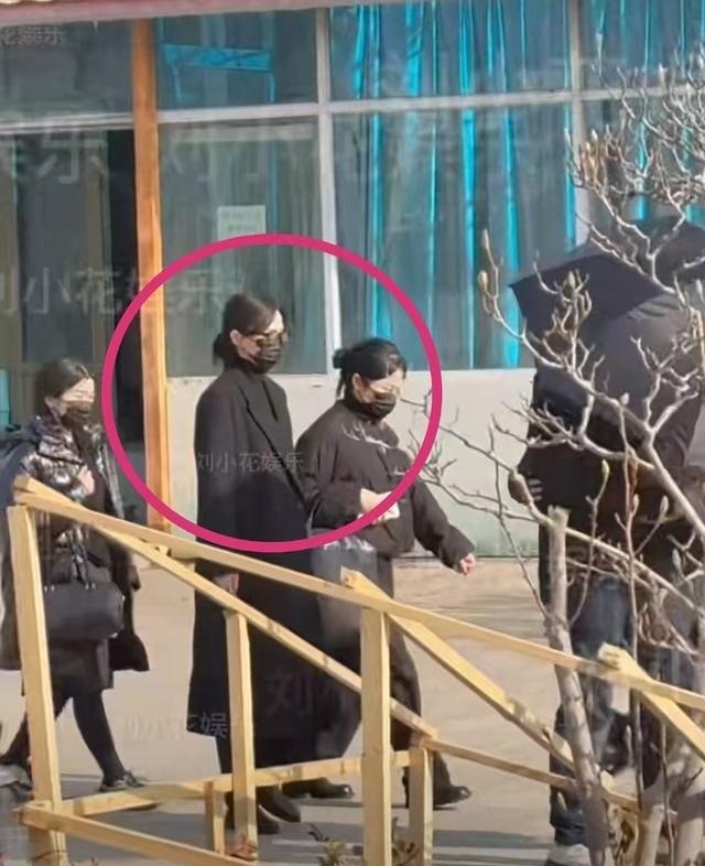 唐嫣露脸葬礼现场！罗晋手抱父亲遗照，神情落寞，唐嫣全程陪同