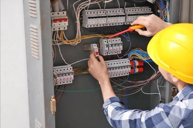 马斯克称5年后手机彻底消失，大量职业被AI代替，仅两类工作能活