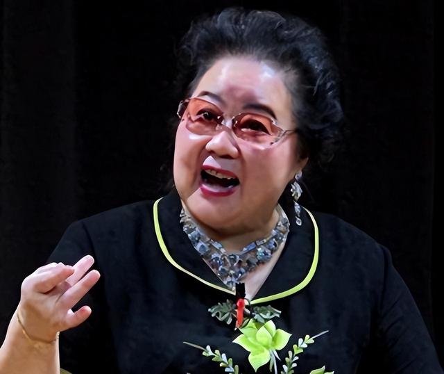 吃里扒外、永不回国？带30名演员留美不归，如今年过花甲归来