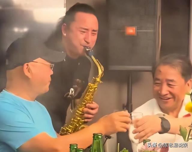 姜昆美国过圣诞仅1天，恶心的一幕出现，郭德纲那番话半点没错