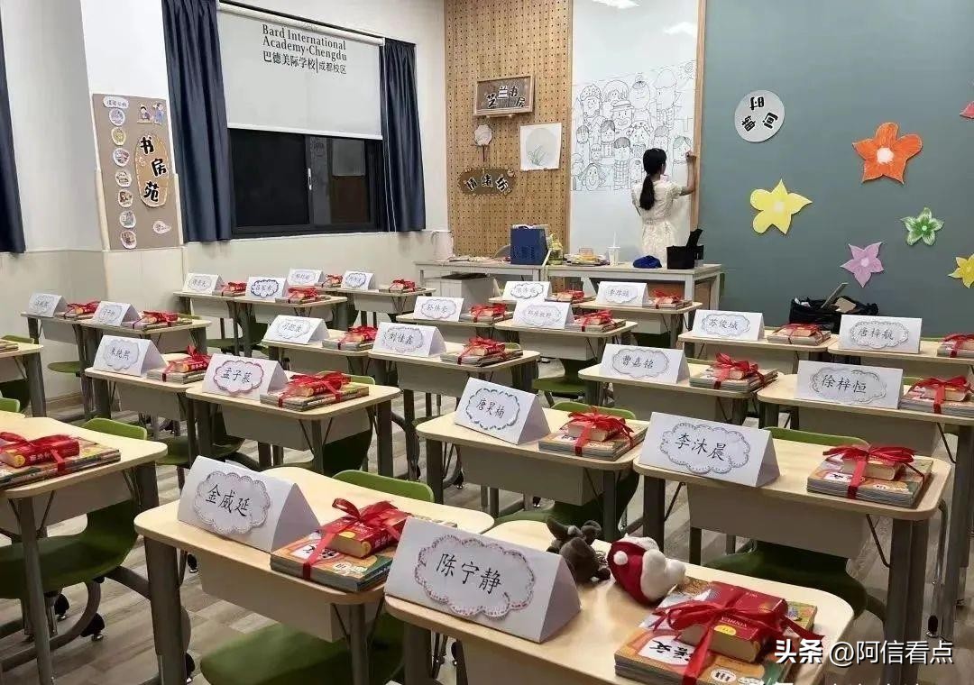 开学第一天围栏前“长满”家长(这哪是送孩子?分明是“送完还要偷偷看一眼”的仪式感。) 开学第一天围栏前“长满”家长(这哪是送孩子?分明是“送完还要偷偷看一眼”的仪式感。)
