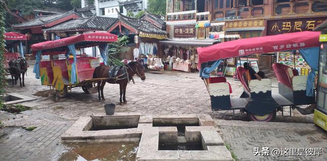 乘公交游丽江的束河古镇