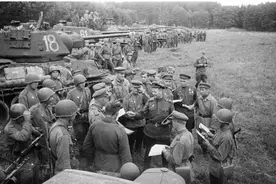 曼施坦因最后一战：20万德军突破百万苏军，元首专门飞去前线骂街图片