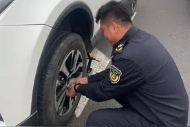 收费站口私家车瞬间爆胎，幸好他及时出手图片