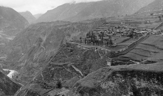 四川古城瞬间坠入深渊，幸存者回忆：跳了几十个裂缝壕沟才逃脱