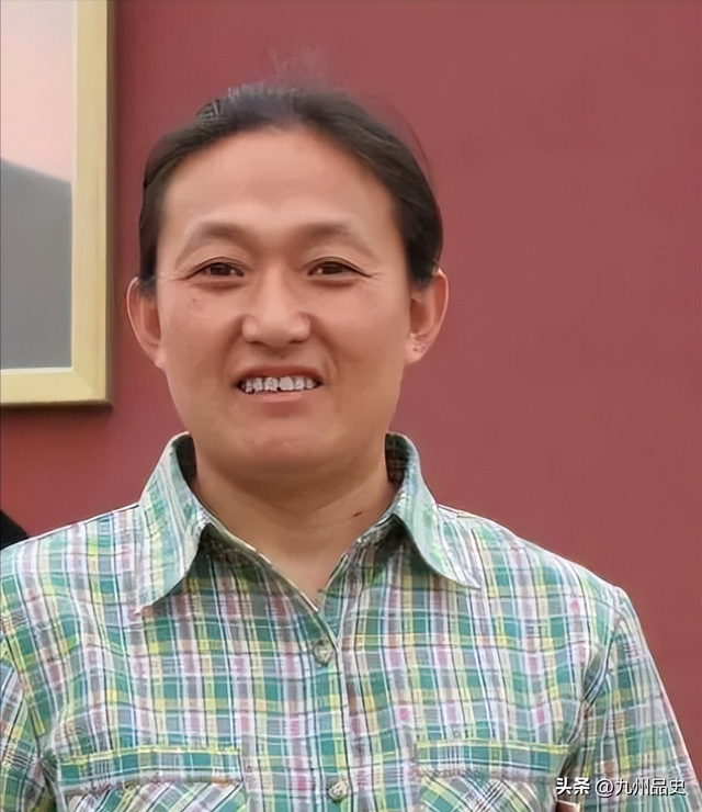 她是9枚金牌的冠军，被教练下药终身不育，退役后当搓澡工嫁和尚