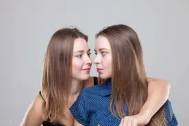 双胞胎姐妹一个嫁中国，一个嫁印度，3年后生活截然不同图片