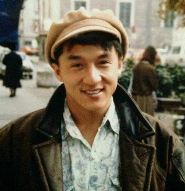 官媒对成龙的称呼变了	，三字之差释放强烈信号，王晶的话有人信了