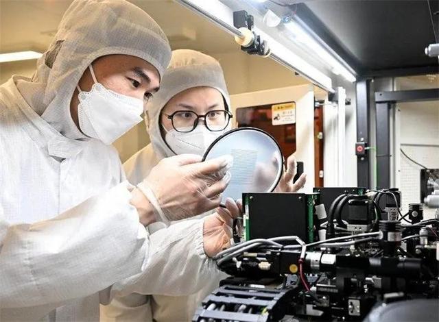 中国K签证新政落地，全球抢人升级，本土就业压力引热议