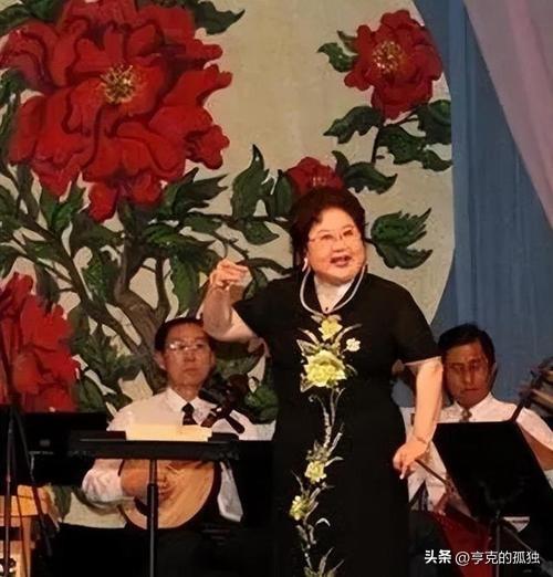 吃里爬外，永不回国？她带领30名演员选择留美，如今年过花甲归来