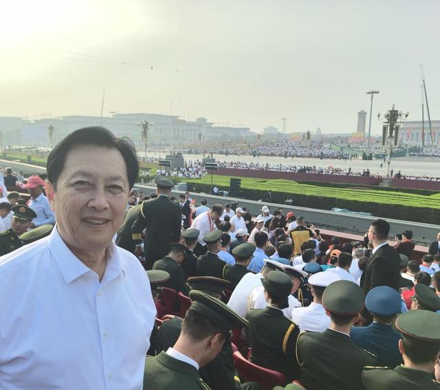 没想到	，73岁唐国强受邀观礼阅兵刚一个月，竟再令所有人刮目相看