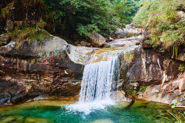 黄山翡翠谷秋韵，溪水映红叶，藏在山水间，一步一景皆是诗情画意