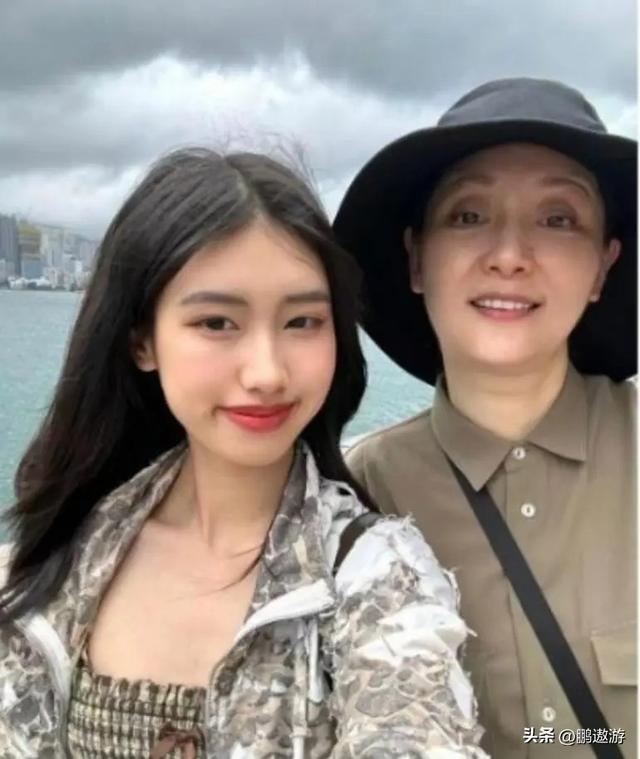 58岁徐帆和冯小刚再传离婚，养女徐朵回应辟谣