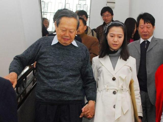 杨振宁去世才3天，恶心的事情发生了，还不止一件！