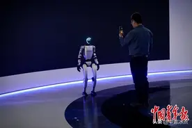 机器人也逃不过加班的命：替人打工昼夜不停，笨手笨脚日赚8000元图片