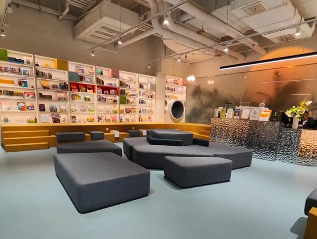 淘书逛展、夜游夜市、盖章打卡……上海书展的快乐，弥漫在整座城市→