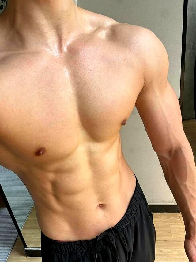 26岁北京自由健身教练，晒泵感肌肉，这身材可以制霸健身房了