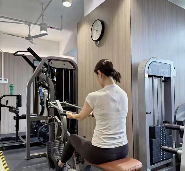 42岁沈佳妮健身照，腰臀比封神，终于懂朱亚文为啥说生理性喜欢