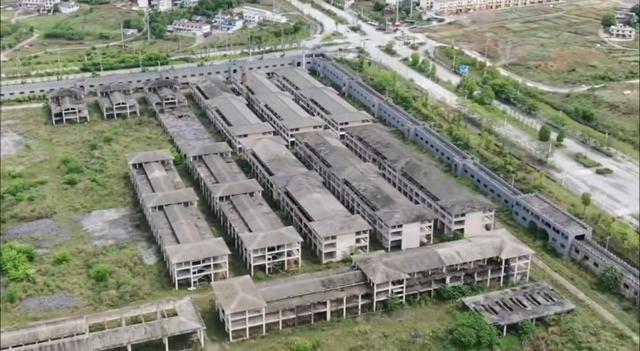 贵州独山县有多个烂尾工程，有些项目已经开始长杂草了