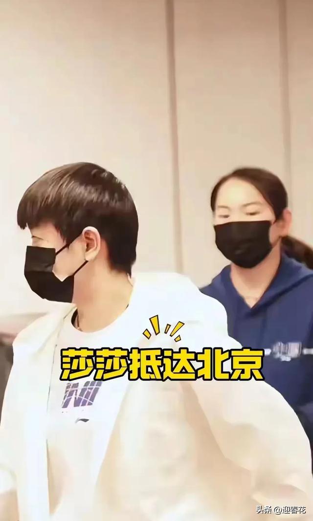 国乒回国抵达北京机场照，王曼昱被老奶奶包围，高远给小粉丝签名