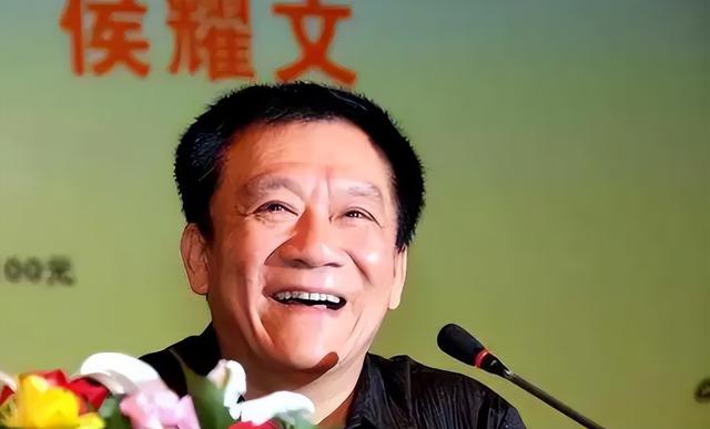 侯耀文离世17年，昔日小20岁娇妻，被侄儿“撬”走多年后如今怎样