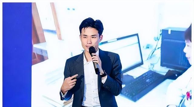 5年前	，靠倒卖口罩一年赚60亿元，住5万一夜酒店的他，如今咋样了