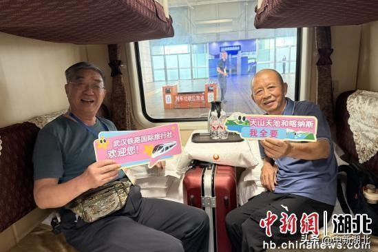 武铁首趟普惠型旅游专列从武汉始发