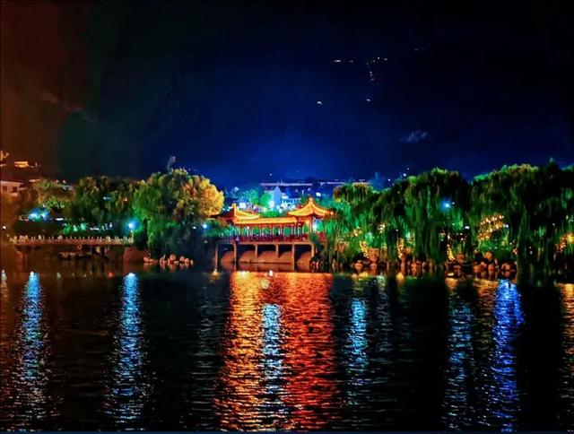 虎山公园夜游渐火 光影交织引客来