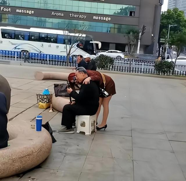 长沙公园惊现“老年服务圈”！低价刚需服务，姑娘边服务边唠嗑