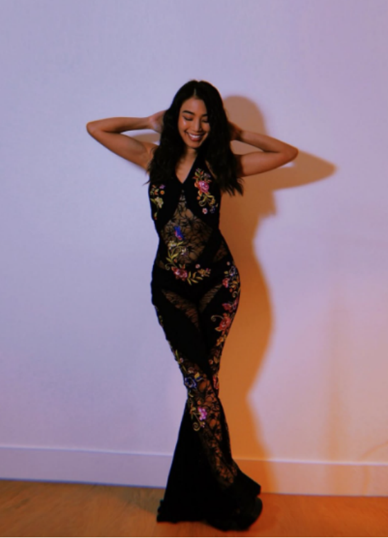 香港知名女星穿透视装庆生，好身材一览无余	，曾因失恋三度自杀