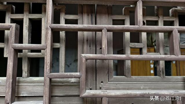 金叶映古村，醉美长岗岭