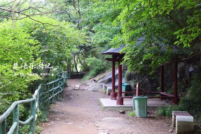 浙江宁波的玩水古道，山石奇峻潭瀑成群，确实很秀丽但雨后更美