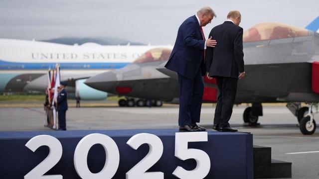 普京被请进“包围圈”？满眼都是F22和阿帕奇，F35和B-2低空剃头