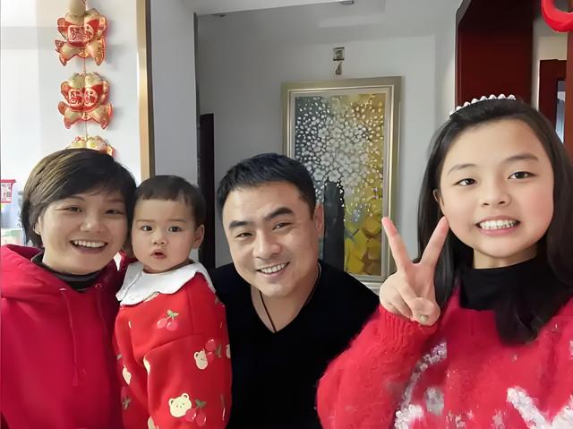 烈士栾留伟的妻子观礼阅兵盛典！债已还清，我会照顾好公婆和女儿