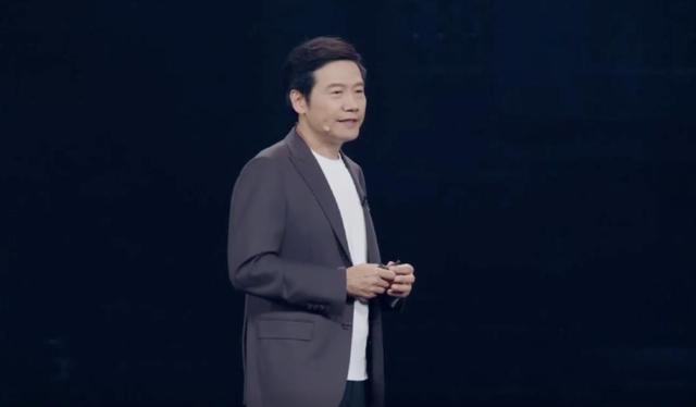 雷军点燃全网改变潮，小米造芯失败后为何能翻身？底层逻辑是王道