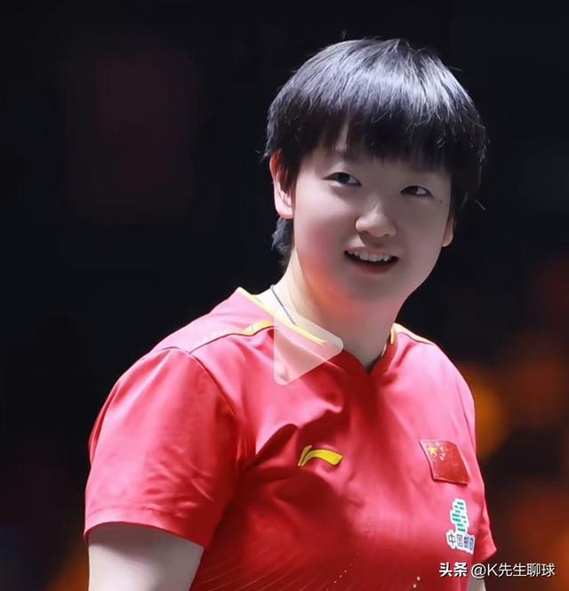孙颖莎在颁奖仪式出洋相了 和曼昱抢着握手 没想到一个举动 球迷沸腾