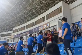 互殴！上海德比预热 双方球迷爆发激烈冲突 导致一人送医！图片