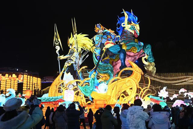 四川自贡：国际恐龙灯会璀璨亮灯