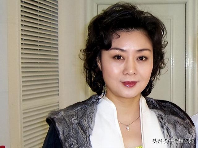 至今未婚未育，身边却有男人陪了近27年！59岁的她才是真人间清醒
