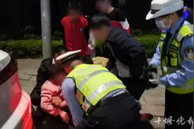 晚上9点多，十堰交警、医护接力行动救下一命！图片