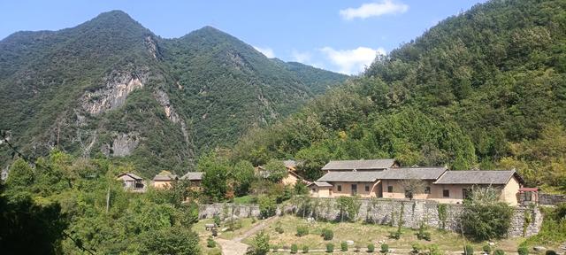 两山相对出，孤峰绕白云