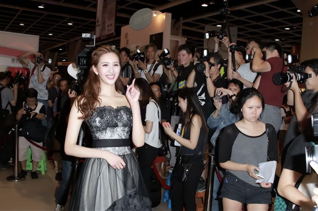 她曾是体操女神，退役后与大51岁的干爹谈恋爱，如今收获新的人生