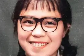 1974年，少女时期的张桂梅，那时候的她未婚，明眸皓齿非常漂亮！图片