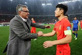 国足4-1点球遭质疑！8倍镜回放新加坡拉人犯规，裁判被指偏袒中国图片