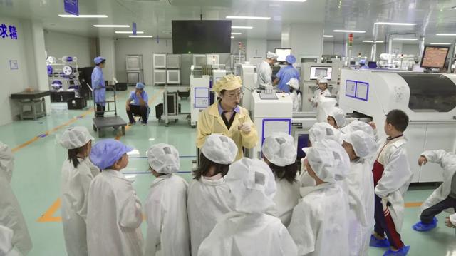 与机器狗互动、操控无人机，南京市同仁小学科创研学太酷了！