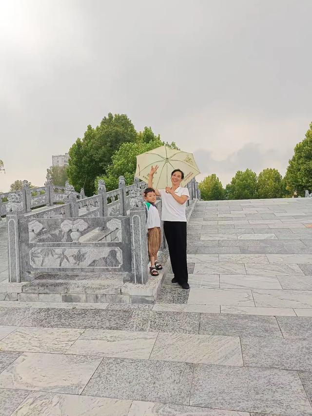 雨中游汝南和母校（作者：朱树理）