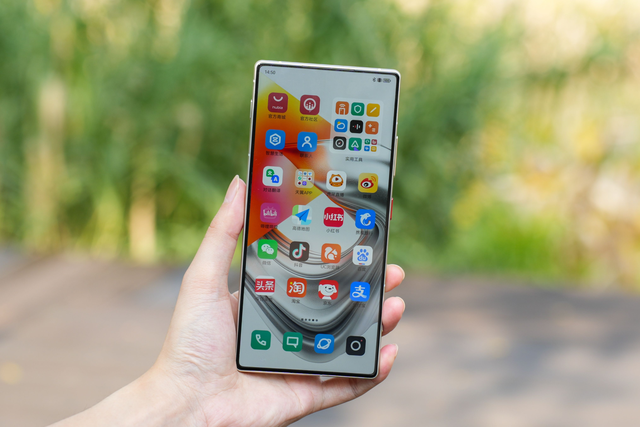 努比亚Z70 Ultra：硬核美学与未来科技的视觉交响