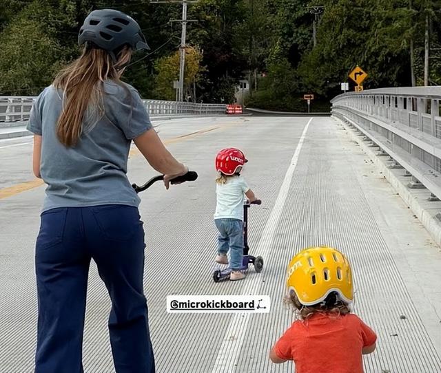 睡汽车后座的“拖车女孩”，51岁两夺奥斯卡	，今小镇带娃赢麻了！