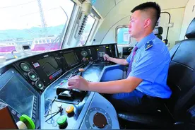 令人羡慕，火车司机自曝工资收入，网友：这高得也太离谱了吧图片