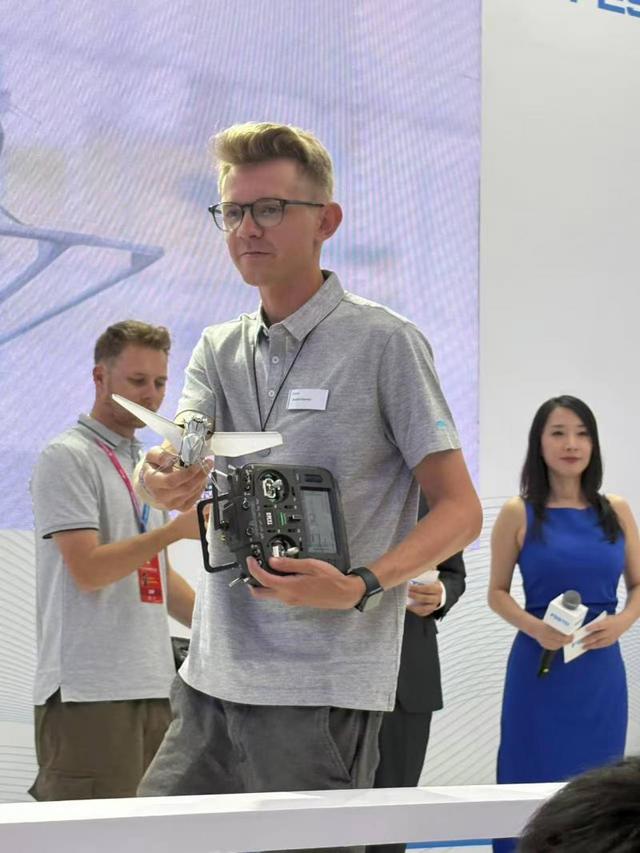 半两财经｜超轻型仿生蜜蜂展现微型飞行器技术革新